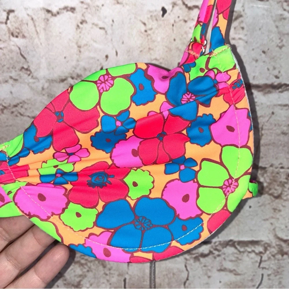 Frankie’s Bikinis Maggie Bikini Top in Groovy Florals Size Small NEW